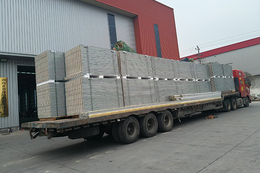 彩鋼夾芯板和彩鋼復合板有什么區(qū)別?